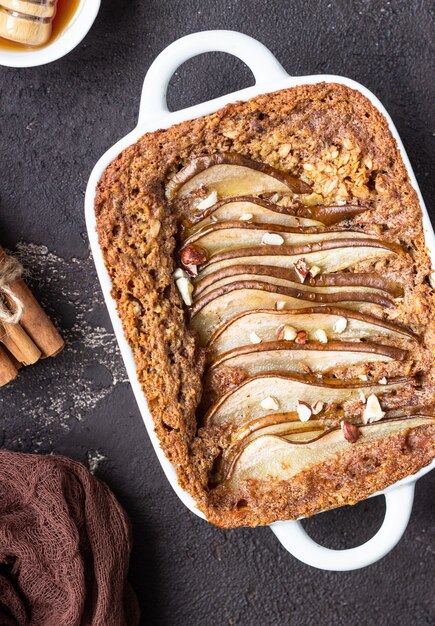 Régime Crumble à L'avoine, à La Cannelle Et Aux Poires Décorées De Noisette Et De Miel.