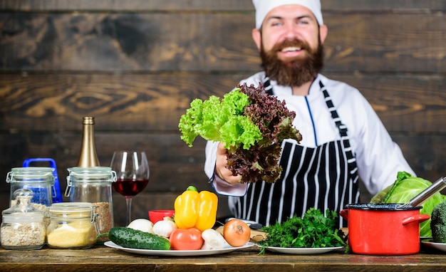 Régime détox. Régime alimentaire biologique. Cuisiner des aliments sains. Hipster mature avec barbe. Cuisine culinaire. Vitamine. Salade végétarienne aux légumes frais. Heureux homme barbu. recette de chef.