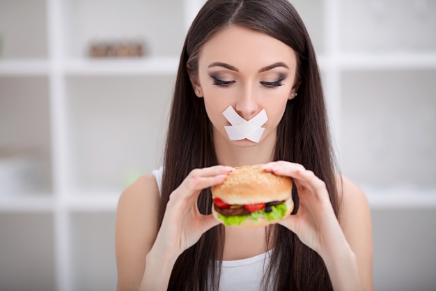 Régime. Femme refuse de manger de la malbouffe. Une alimentation saine et un mode de vie actif