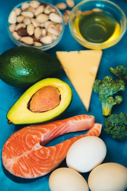 Régime Keto, nourriture sur fond bleu. Mise au point sélective.Nature