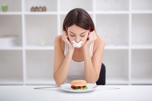 Régime. Mauvaise alimentation. Mal bouffe . Fille ne mange pas de malbouffe