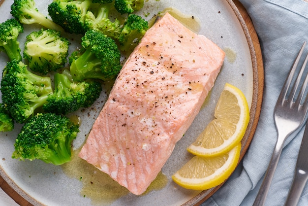 Régime saumon, brocoli, paléo, céto, lshf ou dash. Un plat méditerranéen. Une alimentation propre, équilibrée