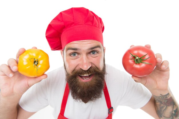 Régime tomate. Heureux chef cuisinier avec légumes tomates. Cuisinier homme barbu tenir la tomate dans les mains isolées sur blanc. Salsa de tomates ou ketchup. Gaspacho. Cuisine méditerranéenne. Cuisine et alimentation saines.