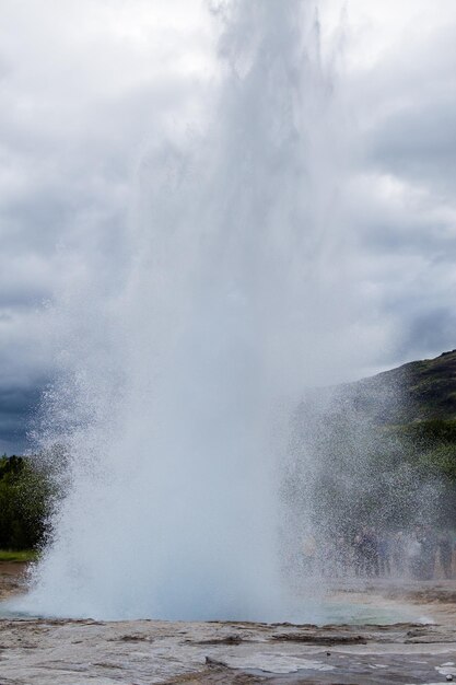 Photo région géothermique de strokkur éruption du geyser de strockur islande