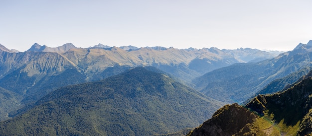 Région montagneuse pittoresque contre un ciel bleu avec des nuages