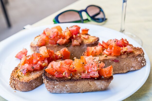 Région des Pouilles, au sud de l'Italie. Bruschetta italienne originale servie dans un restaurant traditionnel pour le déjeuner.