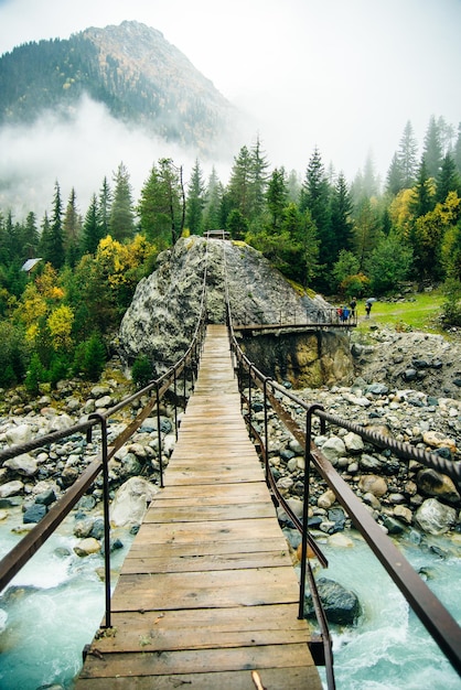 Région de Svaneti Géorgie Caucase pont sur une rivière de montagne