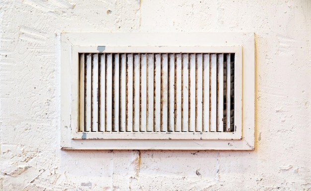 Registre de ventilation au mur