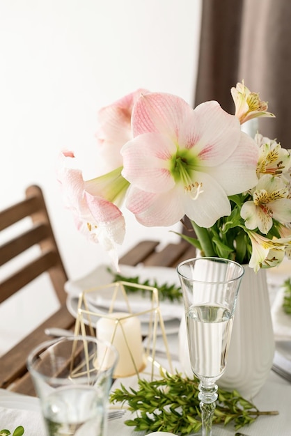 Le réglage et la décoration de la table de mariage sur une table en bois de style rustique