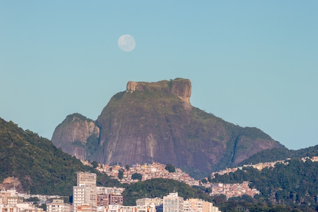 Réglage de la lune près de Gavea Stone à Rio de Janeiro au Brésil.