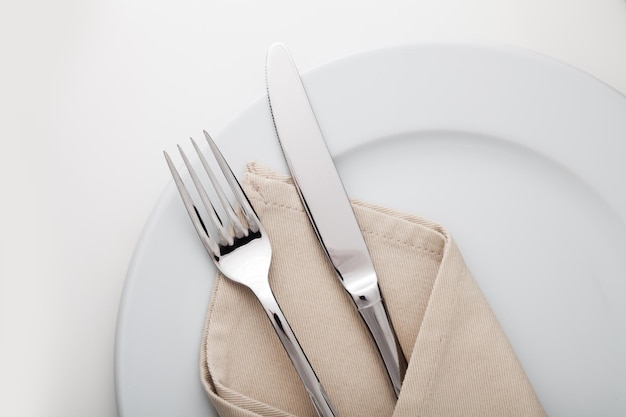 Réglage de la table avec assiette, fourchette, couteau et serviette