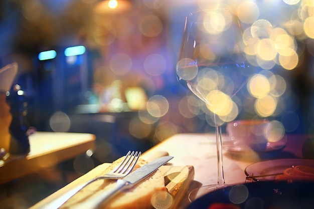 Réglage de la table au restaurant dîner vue abstraite de l'intérieur de l'hôtel