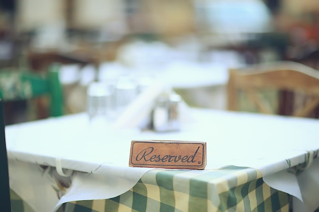 Photo réglage de la table au restaurant dîner vue abstraite de l'intérieur de l'hôtel