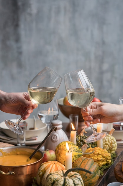 Réglage de la table d'automne avec des citrouilles