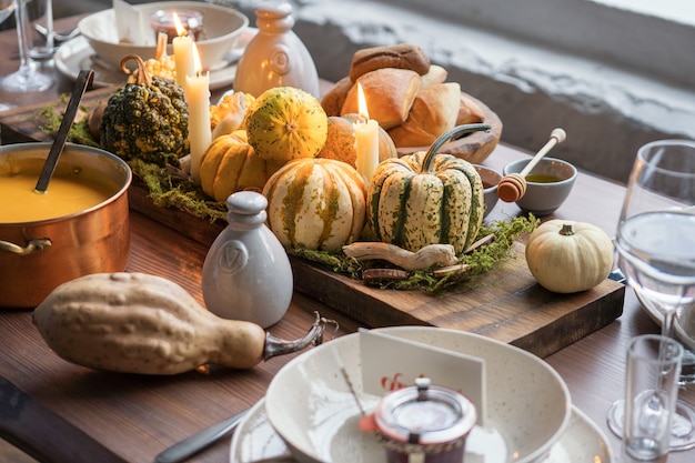 Réglage de la table d'automne avec des citrouilles