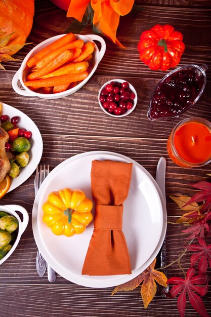 Réglage de la table d'automne avec des citrouilles.