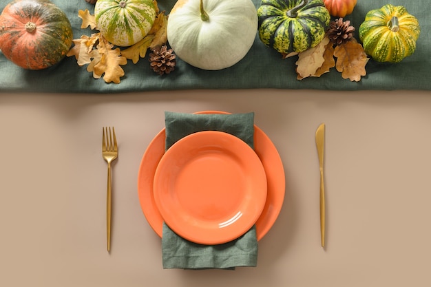 Réglage de la table d'automne décoré récolte d'automne pour le jour de Thanksgiving