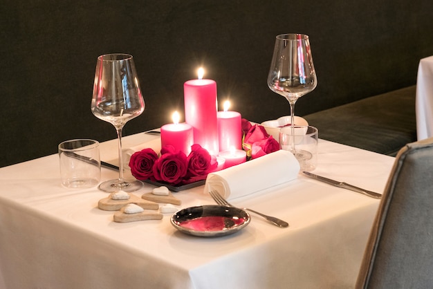 Photo réglage de table aux chandelles romantique pour deux