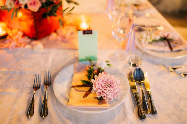 Réglage de la table à un banquet de mariage décoration fleurs