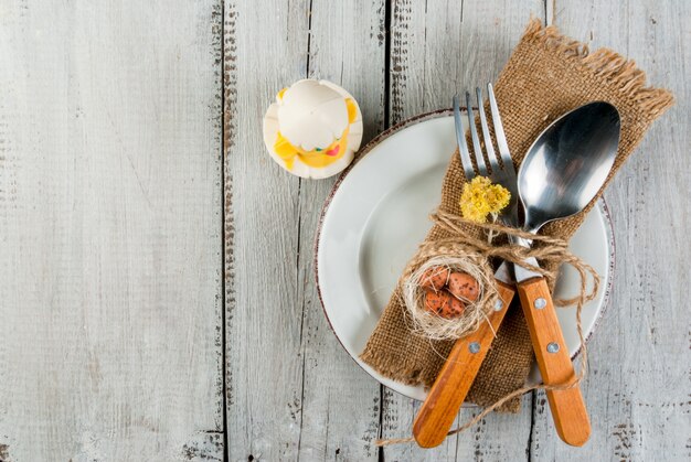 Réglage de la table en bois blanc printemps Pâques