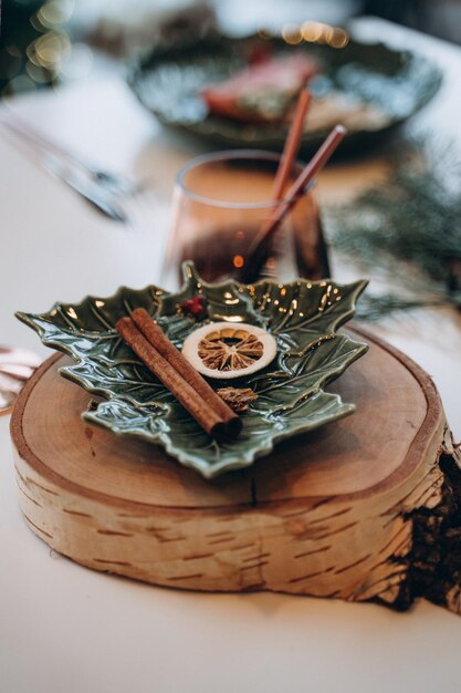 Réglage de la table en bois du nouvel an