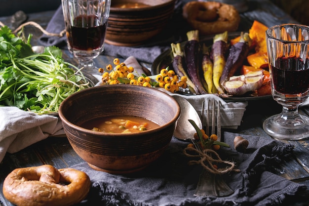 Réglage de la table avec des bols à soupe