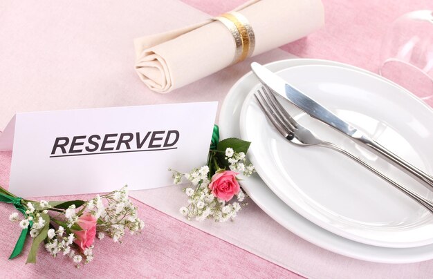 Photo réglage de la table avec carte réservée au restaurant