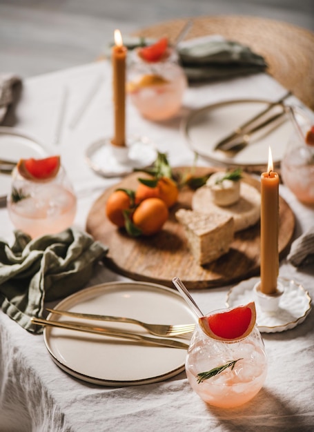 Réglage de la table de cocktail à la maison avec des cocktails au fromage et aux fruits