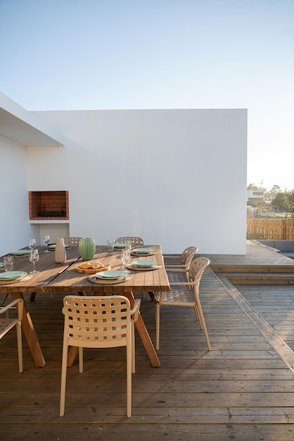 Réglage de la table à dîner sur la terrasse d'une villa moderne