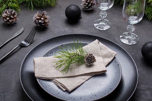 Réglage de la table du dîner de Noël