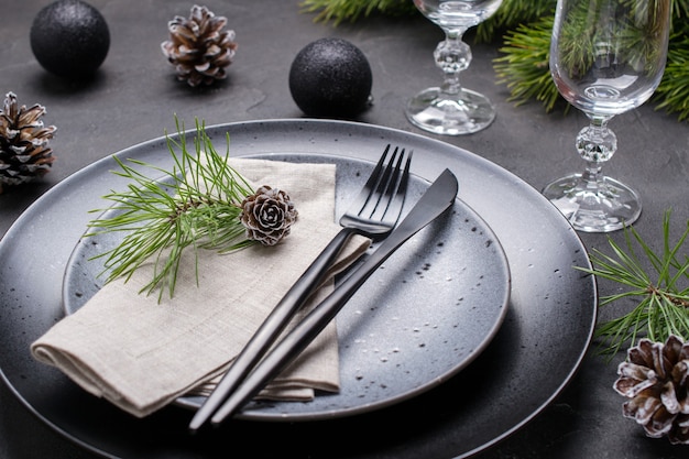 Réglage de la table du dîner de Noël