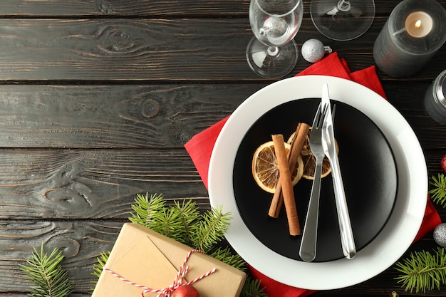 Réglage de la table du nouvel an sur fond de bois Ã¢Â€Â‹.