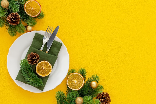 Réglage de la table avec épicéa, assiette, couverts vue de dessus de fond isolé