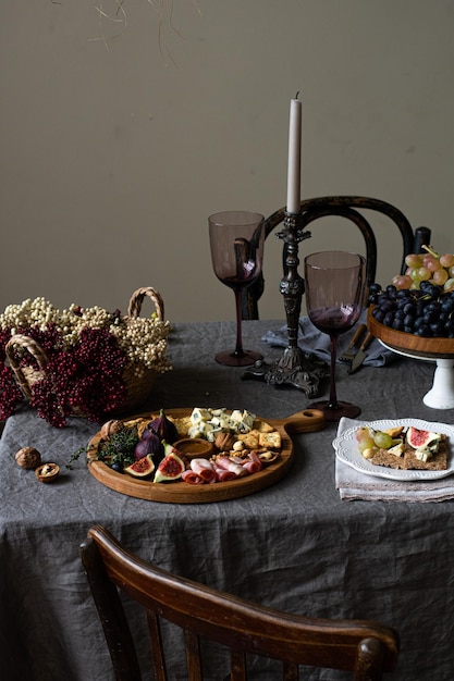 Réglage de la table de fantaisie sertie de bougies et de fleurs Bannière de l'espace Cope