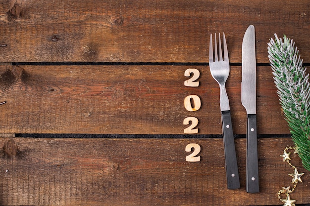 Réglage de la table de fête couverts de noël fourchette couteau repas du nouvel an sur la table copie espace nourriture