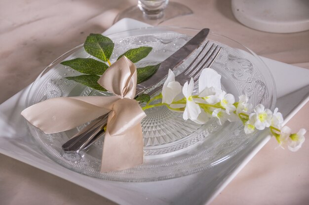 Réglage de la table de fête dans le restaurant avec des fleurs