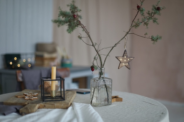 Réglage de la table de fête avec des décorations pour Noël et Nouvel An