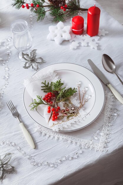 Réglage de la table de fête avec une nappe blanche et des assiettes Décoration pour le Nouvel An et Noël