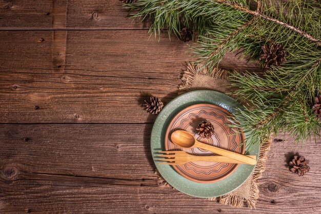 Réglage de la table de fête de Noël. Concept de cadeau zéro déchet du nouvel an. Lumière dure à la mode, ombre sombre. Table en bois vintage, vue de dessus