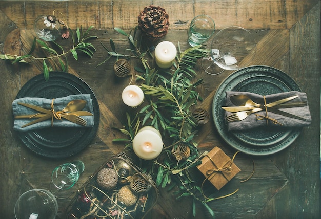 Réglage de la table de fête de Noël ou du Nouvel An