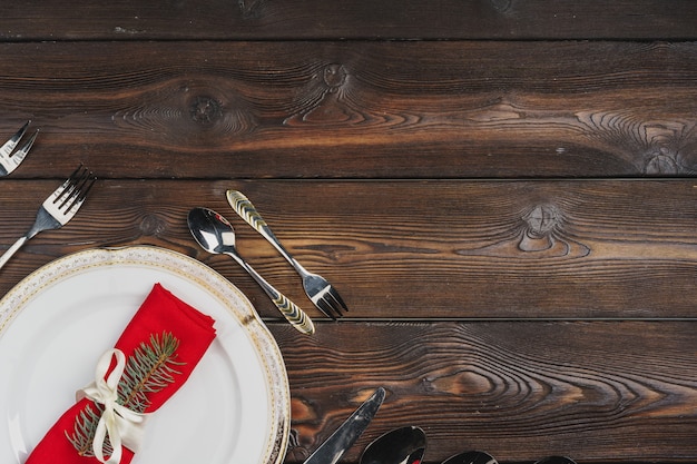 Réglage de la table de fête pour le dîner de Noël, vue de dessus