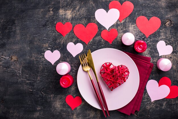 Réglage de la table de fête de la Saint-Valentin