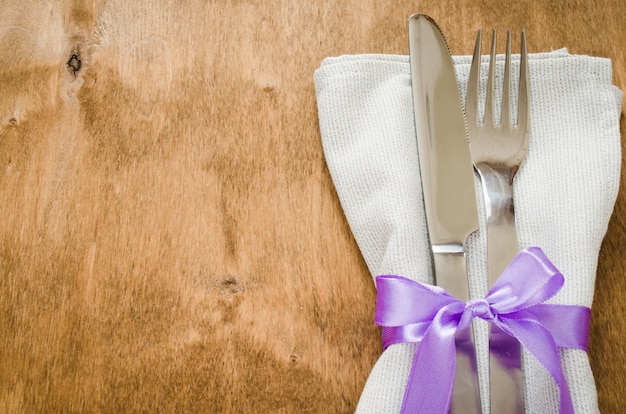 Réglage de la table de fête avec serviette et couverts.