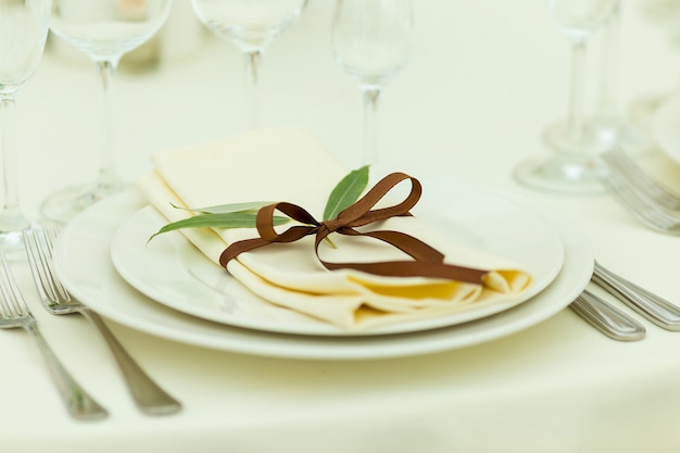 Réglage de la table avec des fleurs fraîches dans des tons bruns