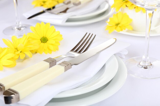 Réglage de la table avec des fleurs de printemps se bouchent