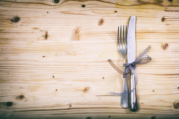 Réglage de la table sur fond de bois