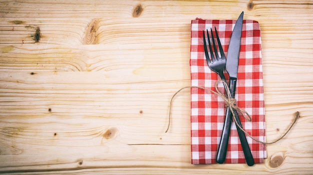 Réglage de la table sur fond de bois