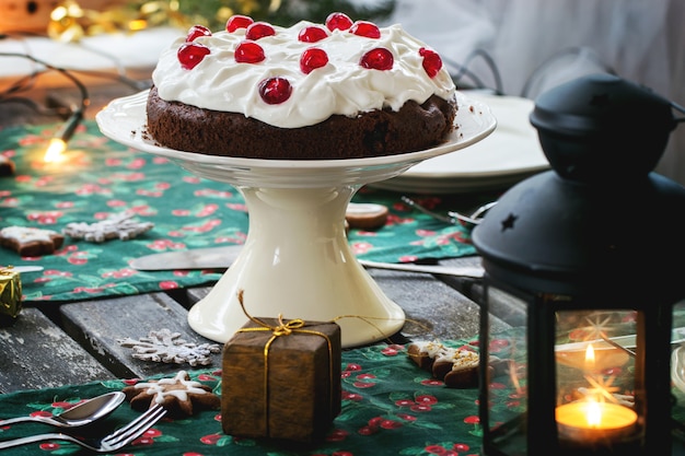 Réglage de la table avec un gâteau au chocolat