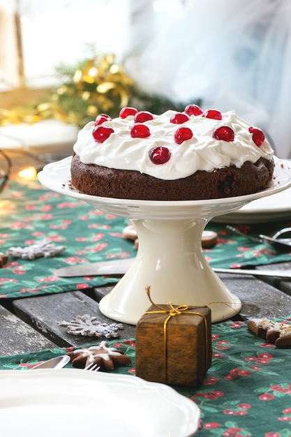 Réglage de la table avec un gâteau au chocolat