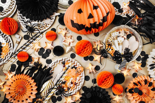 Réglage de la table d'Halloween. Cadre fait de trucs de décoration de fête noir et orange. Mise à plat, vue de dessus